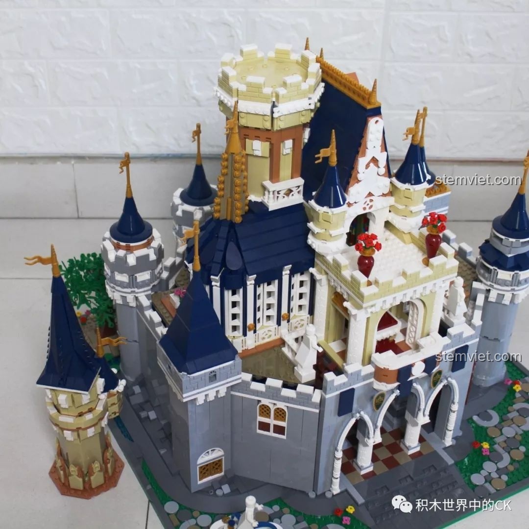 Góc nhìn từ trên cao xuống toàn bộ bộ lắp ráp Tòa lâu đài nguy nga Mould King 13132.