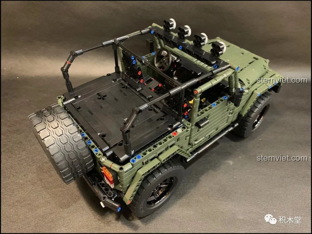 Góc nhìn từ trên cao của bộ xếp hình Vua địa Jeep Wrangler Rubicon.