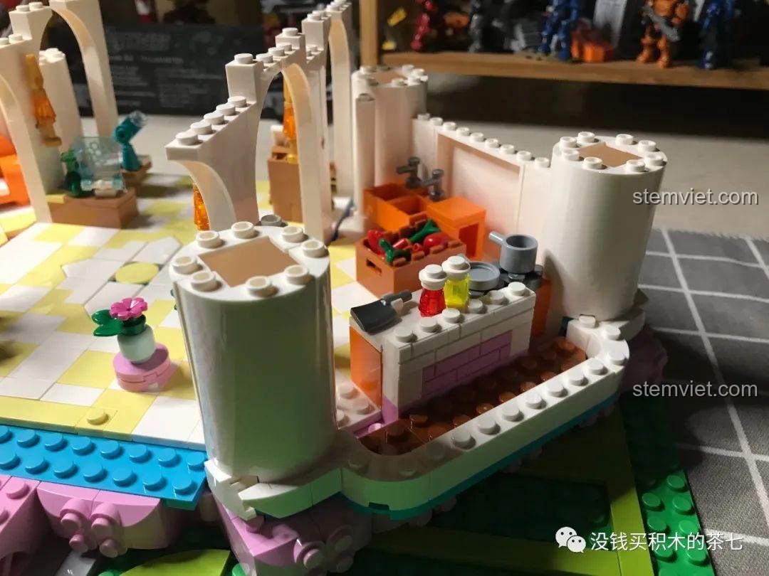 Góc nhìn từ trên xuống của tầng một, cho thấy cách bố trí phòng ăn, nhà bếp và sảnh chính.