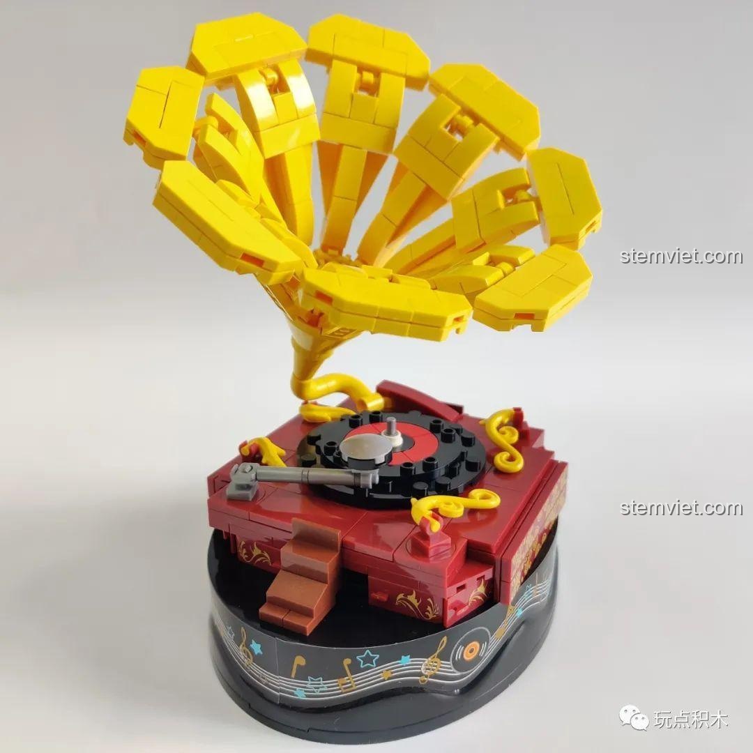 Góc nhìn bên phải của mô hình máy hát đĩa than WOMA C0364, làm nổi bật chi tiết cần đọc đĩa và loa kèn.