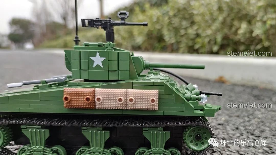 Góc nhìn bên hông của mô hình xe tăng Sherman M4A1 QUANGUAN 81, thể hiện nòng pháo chính và tháp pháo, tuy nhiên góc hạ nòng bị hạn chế. Đánh giá bộ lắp ráp xe tăng.