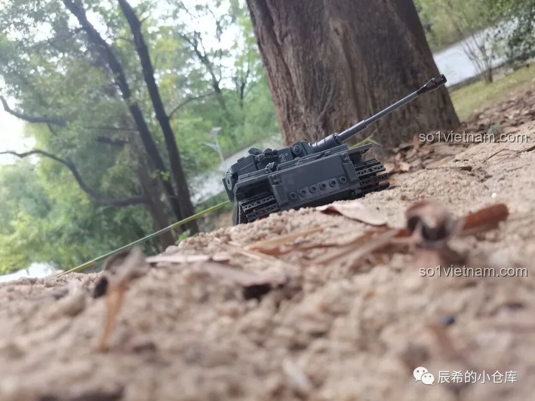 Góc quay thấp của xe tăng Sluban M38-B0851 trên nền đất, tạo cảm giác mạnh mẽ và oai vệ.