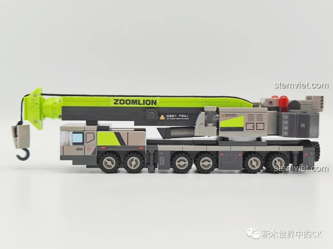 Góc nhìn từ phía sau mô hình xe cẩu SEMBO 705101 Zoomlion, thể hiện cấu trúc xe và cánh tay cẩu gập gọn, sẵn sàng di chuyển.