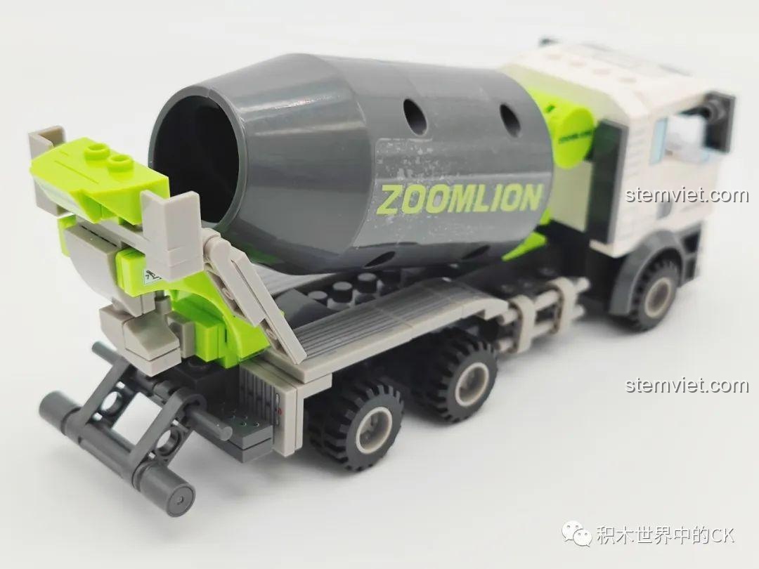Góc nhìn từ phía sau mô hình xe trộn bê tông SEMBO 705100 Zoomlion, tổng thể cấu trúc xe cân đối, chi tiết rõ ràng.