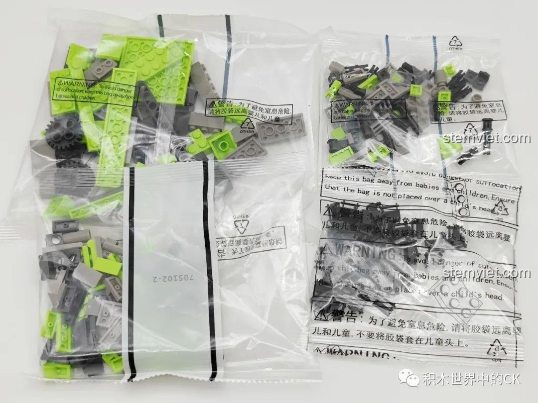 Góc nhìn từ phía sau mô hình xe ủi SEMBO 705102 Zoomlion, thể hiện cấu trúc xe và lưỡi ủi lớn, sẵn sàng làm việc.