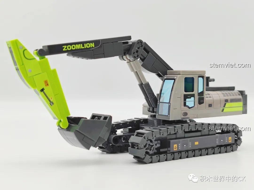 Góc nhìn từ phía sau mô hình xe xúc đất SEMBO 705103 Zoomlion, thể hiện cấu trúc xe và cánh tay xúc lớn, sẵn sàng làm việc.