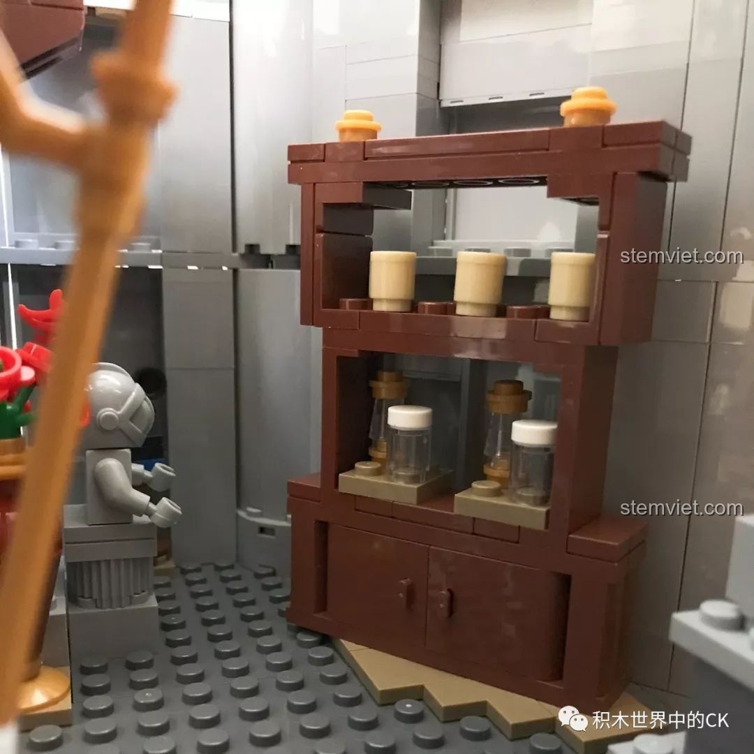 Góc trang trí với đồng hồ và bình hoa đỏ trong mô hình Lâu đài Disney Mould King 13132.