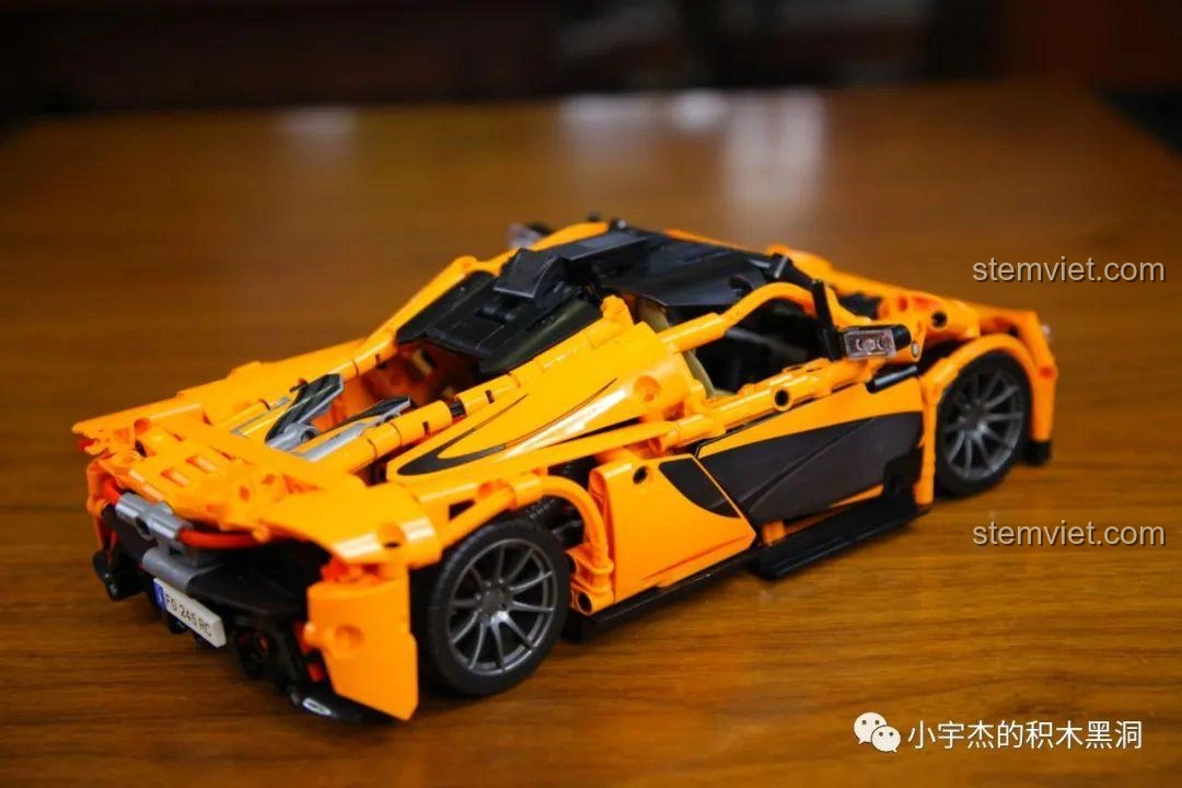 Góc nhìn từ trên xuống của ba mô hình siêu xe lắp ráp, bao gồm Cada 8602 McLaren P1, cho thấy sự khác biệt.