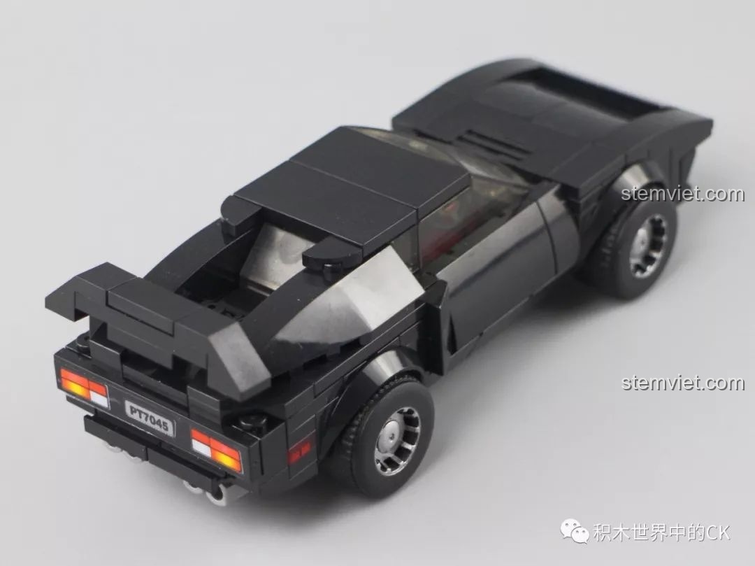 Góc nhìn từ trên cao xuống mô hình xe Sembo Block 607045 màu đen, tổng thể thiết kế xe cân đối.