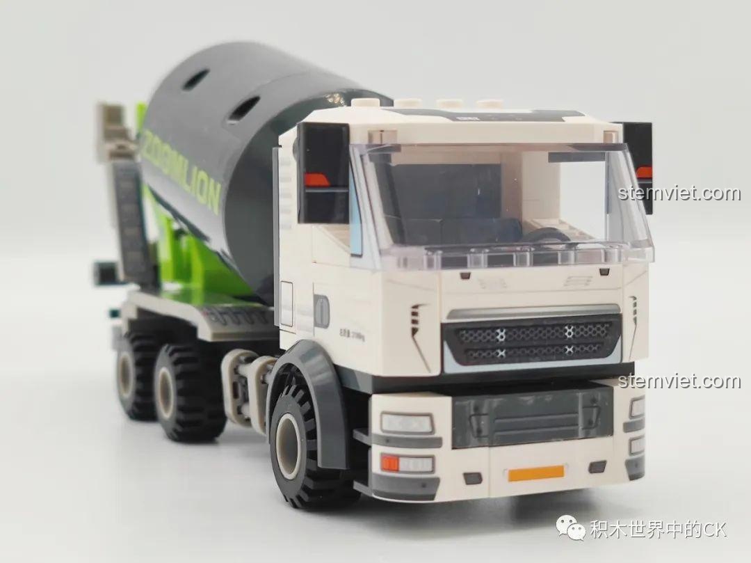 Góc nhìn từ trên cao mô hình xe trộn bê tông SEMBO 705100 Zoomlion, tổng thể thiết kế hài hòa, thùng trộn nổi bật.