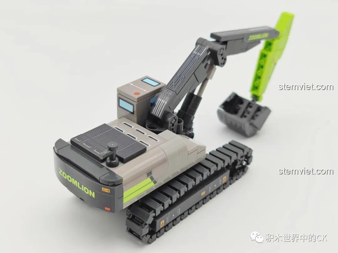 Góc nhìn từ trên cao mô hình xe xúc đất SEMBO 705103 Zoomlion, tổng thể thiết kế hài hòa, cánh tay xúc nổi bật.