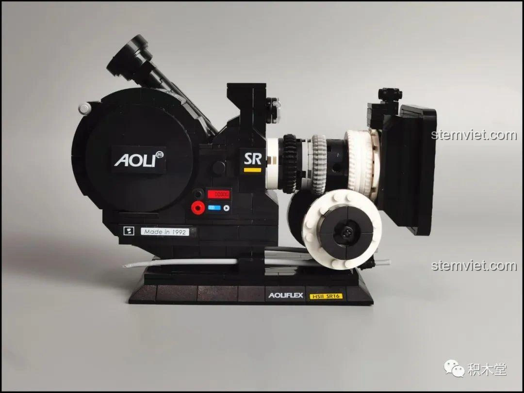 Góc nhìn từ trên xuống của mô hình máy quay phim vintage Zhegao 00906, tổng thể hài hòa.