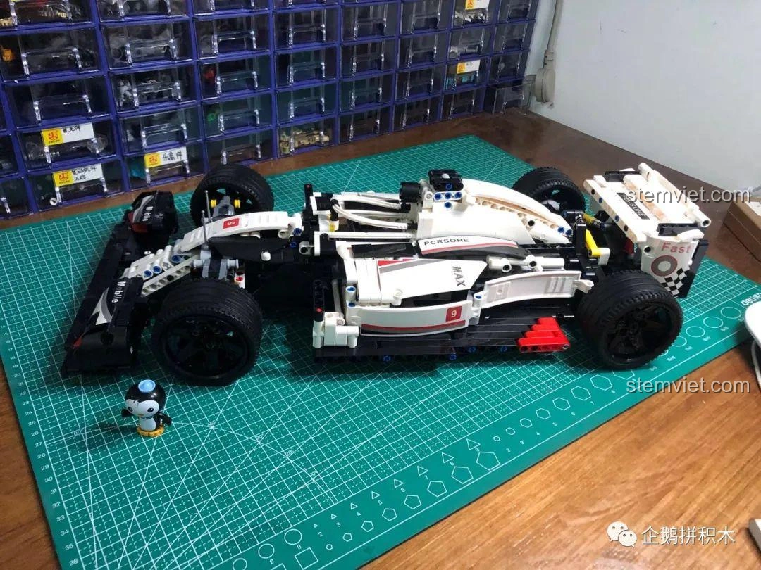 Một góc chụp khác từ trên xuống của mô hình Mould King 13117 F1 Xe Đua, thể hiện sự cân đối và chi tiết.