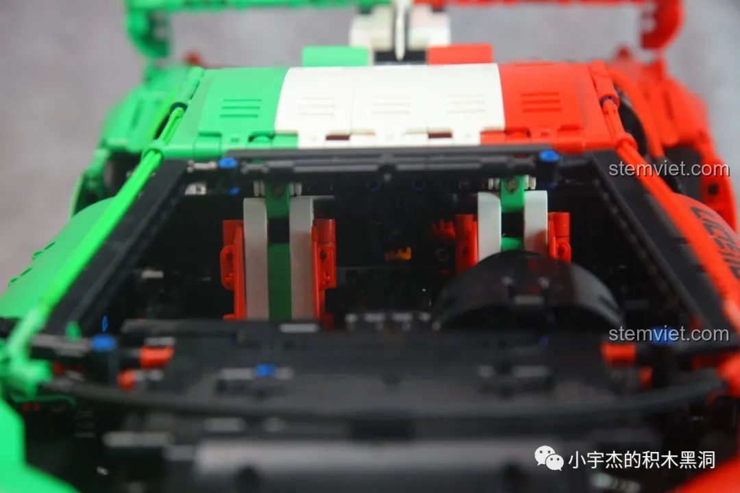 Góc nhìn trực diện của mô hình K-box 10222 Lamborghini Veneno, thể hiện thiết kế đầu xe hầm hố và dải màu cờ Ý.