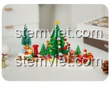 Cận cảnh cây thông và người tuyết trong bộ lắp ghép Mô hình Giáng Sinh GQ3011, chi tiết tinh xảo.