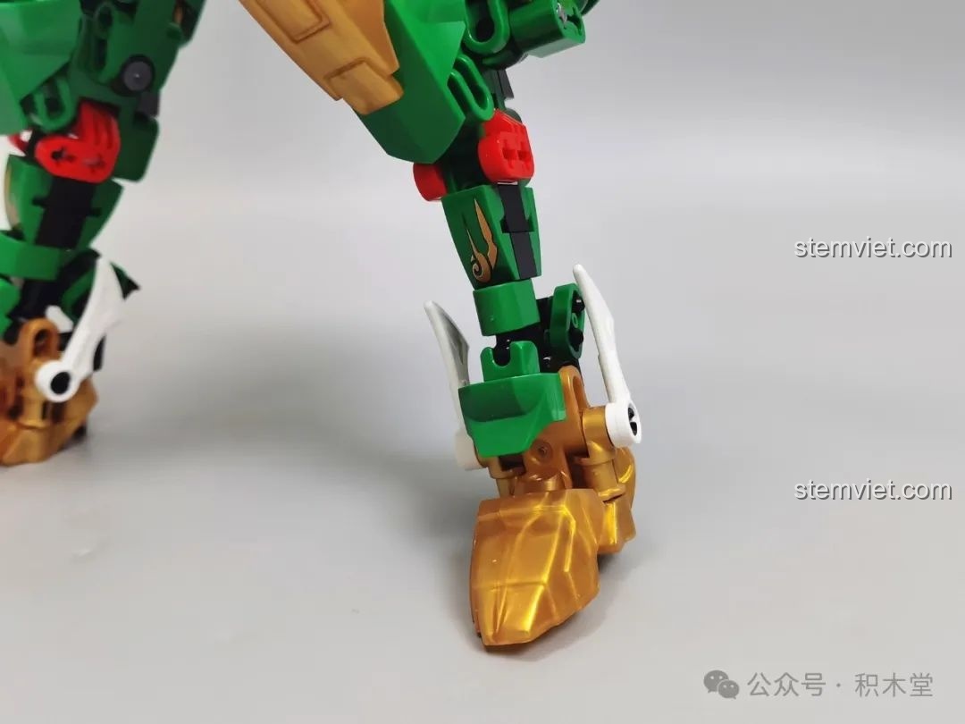 Cận cảnh phần bàn chân của Robot Mecha Thanh Long, cho thấy khớp chống phụ giúp tăng cường sự ổn định.