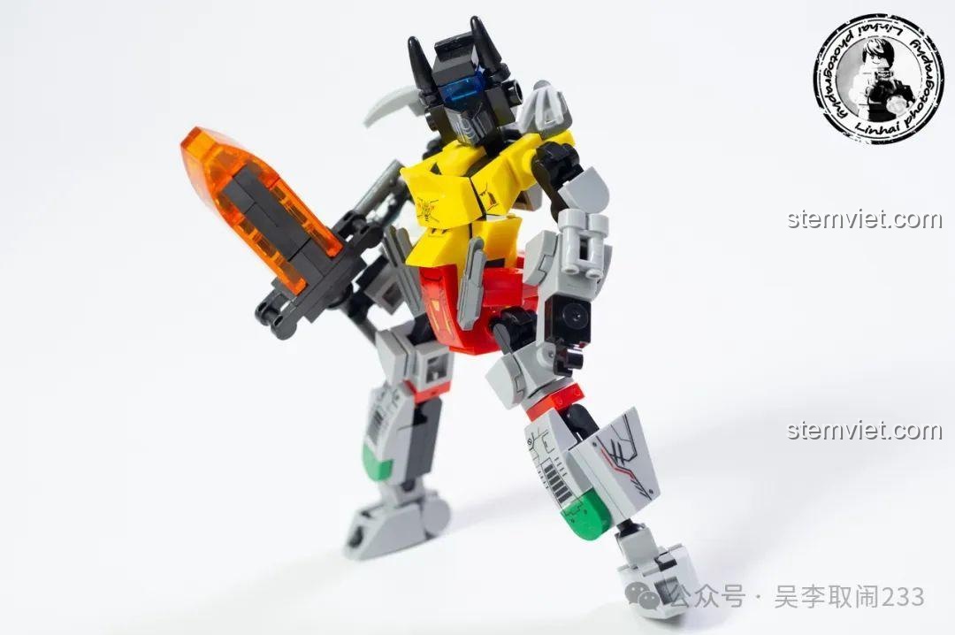 Robot Grimlock cầm thanh đại đao, tạo dáng chiến đấu đầy dũng mãnh.