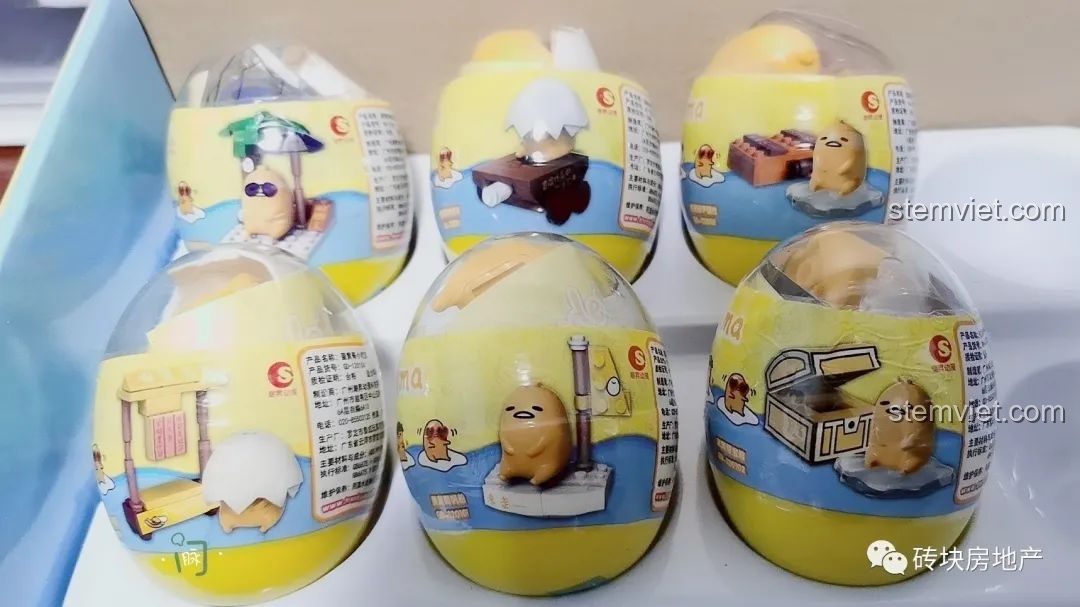 6 quả trứng Gudetama, mỗi quả chứa một mô hình lắp ghép.