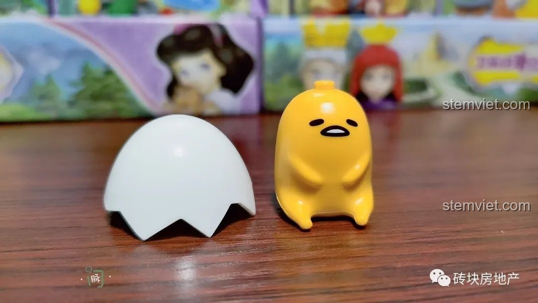Mô hình bãi biển Gudetama với minifigure Gudetama đội mũ.
