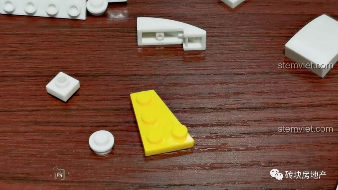 Mảnh ghép màu vàng hình tam giác kết hợp với mảnh ghép màu xám.