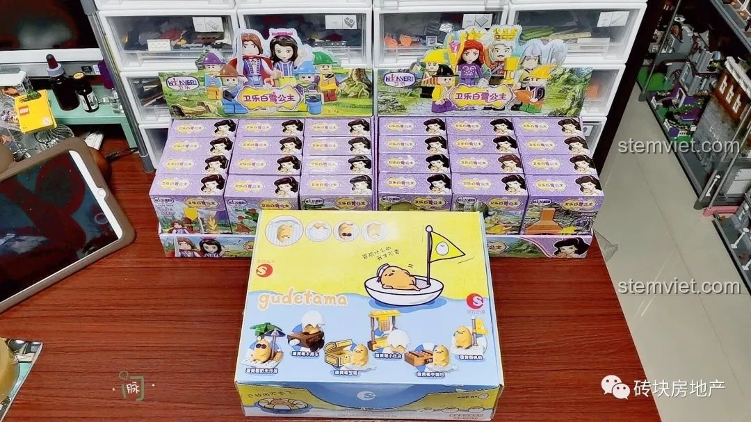 Toàn cảnh bộ đồ chơi lắp ghép Gudetama phiên bản bãi biển và các hộp đồ chơi khác.