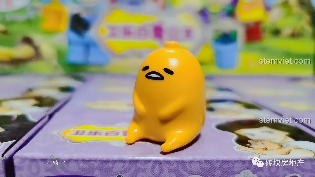 Minifigure Gudetama với biểu cảm lười biếng.