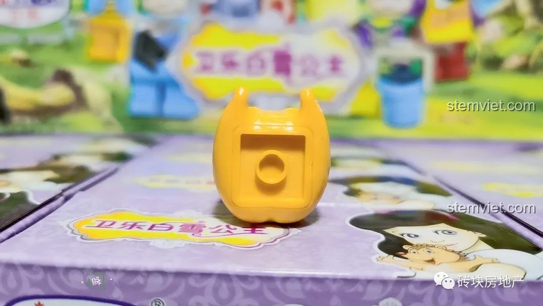 Cận cảnh phần đế của minifigure Gudetama có khớp nối.