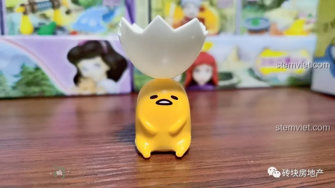 Minifigure Gudetama đội vỏ trứng.