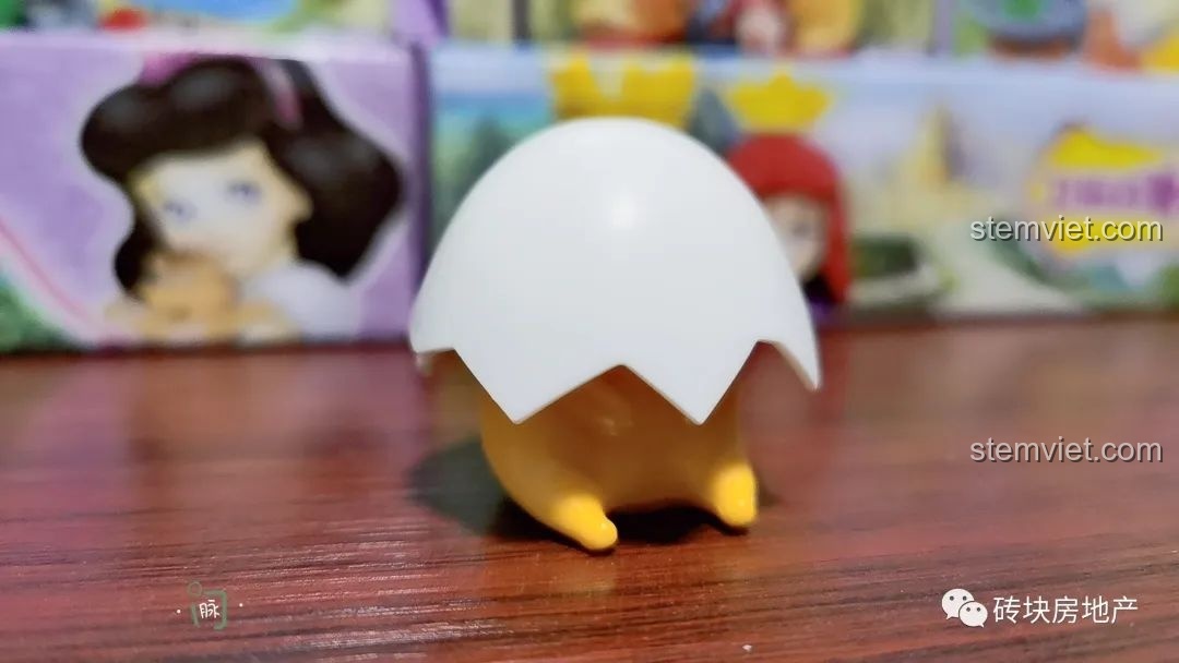 Minifigure Gudetama đội vỏ trứng.