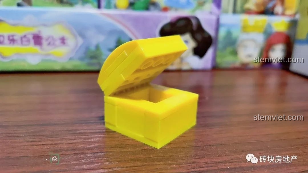 Minifigure Gudetama đội vỏ trứng.