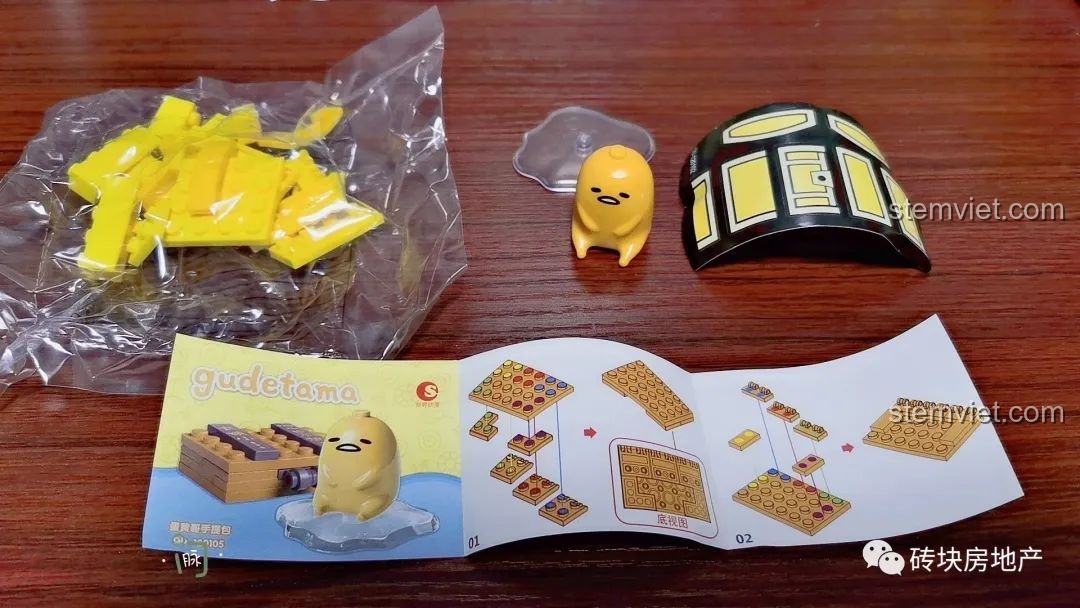 Mô hình rương báu Gudetama với minifigure bên trong.