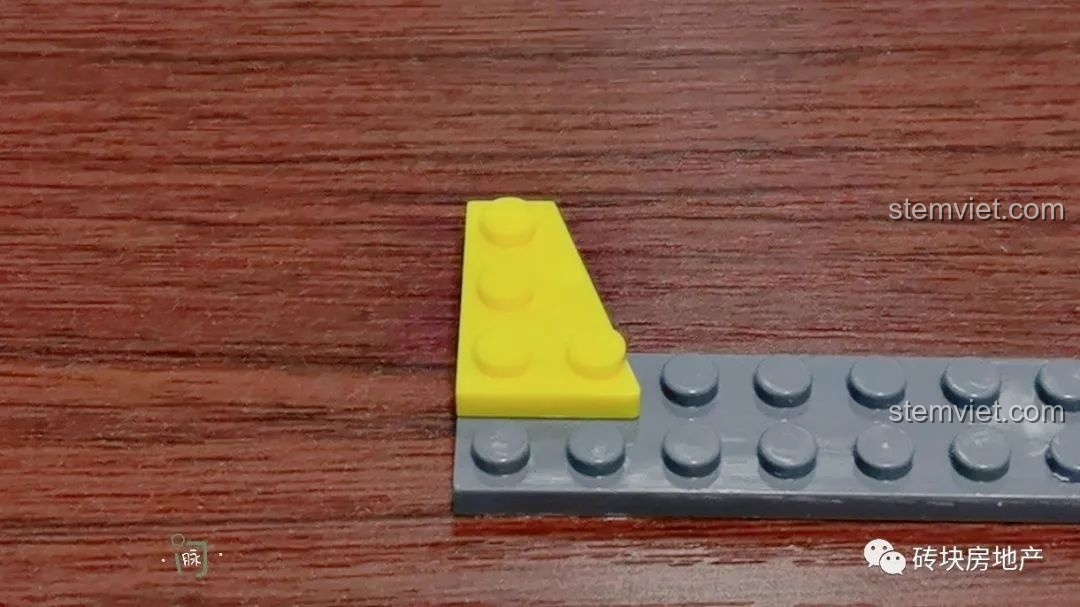 Mô hình thuyền Gudetama đã hoàn thành với minifigure Gudetama.