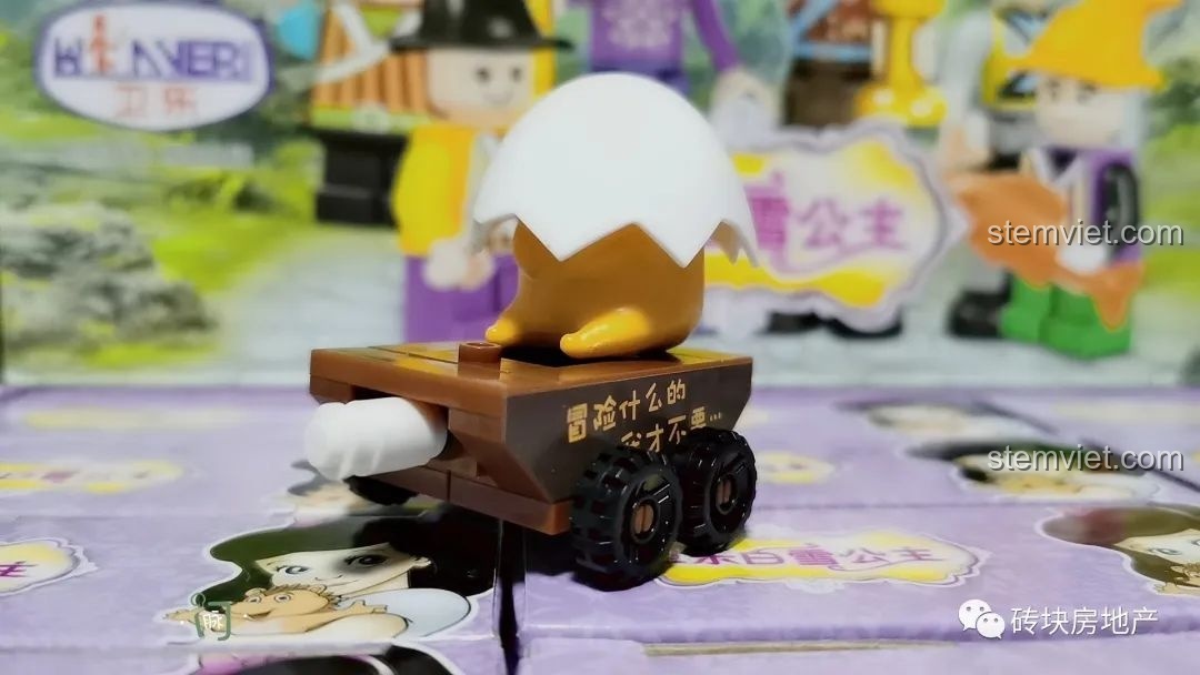 Tất cả 6 mô hình Gudetama được trưng bày.