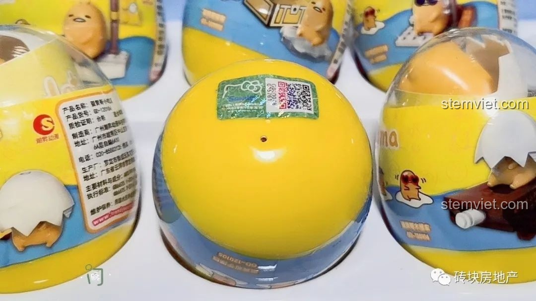 Mặt sau quả trứng Gudetama với tem QR code và thông tin sản phẩm.