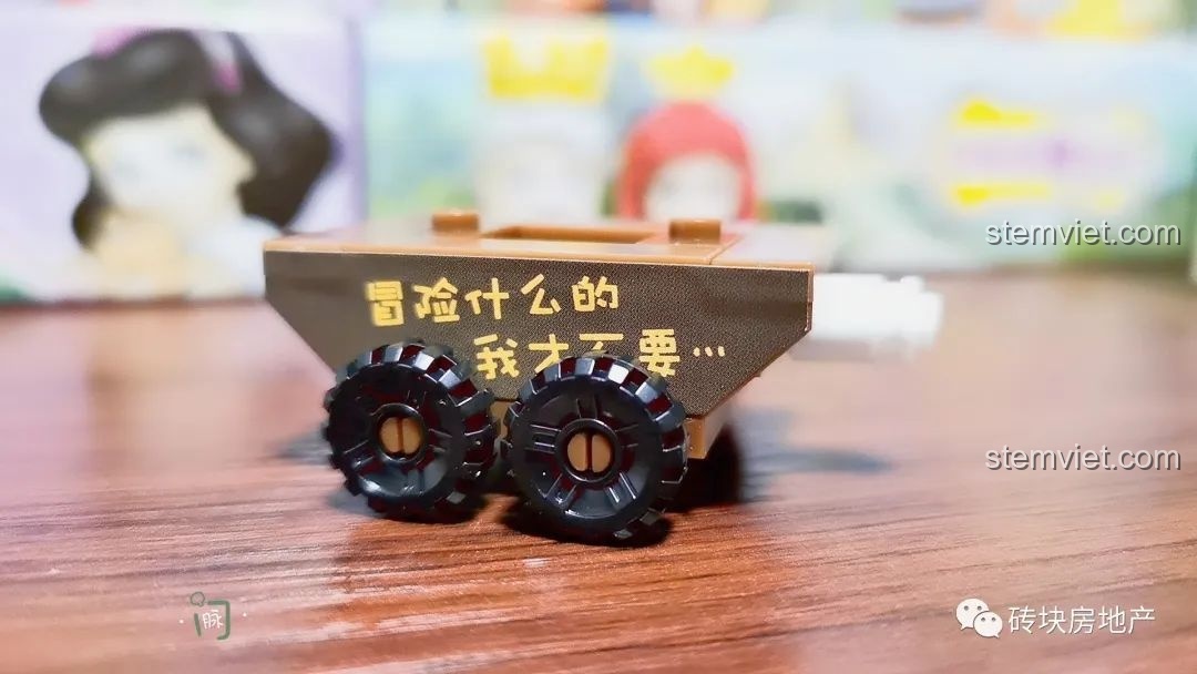 Mô hình xe đẩy Gudetama với minifigure Gudetama.