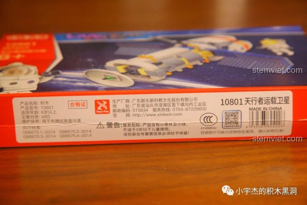 Trạm vũ trụ mini 10801 với tấm pin năng lượng mặt trời gập gọn.