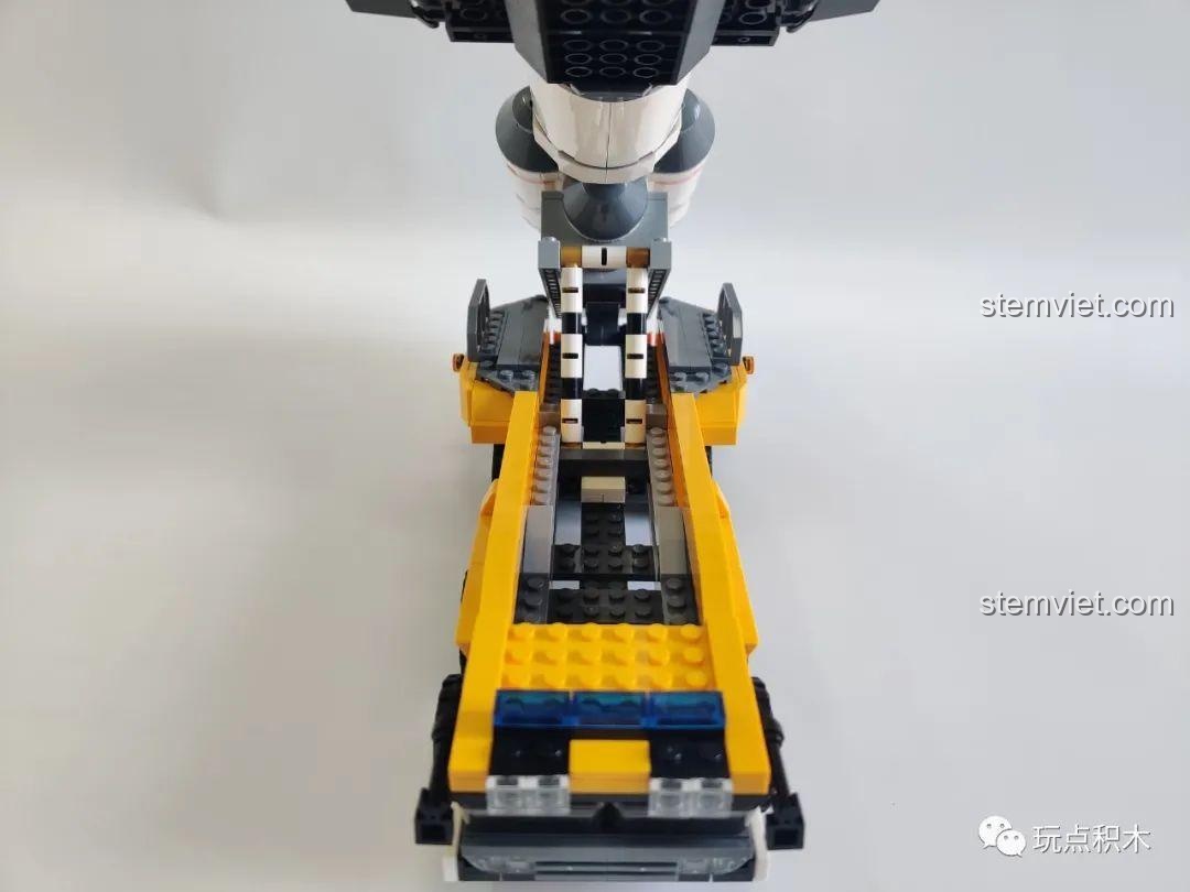 Ảnh review bộ đồ chơi mô hình Tàu con thoi và xe chở với bệ phóng được nâng lên, sẵn sàng cho một chuyến bay vào vũ trụ.