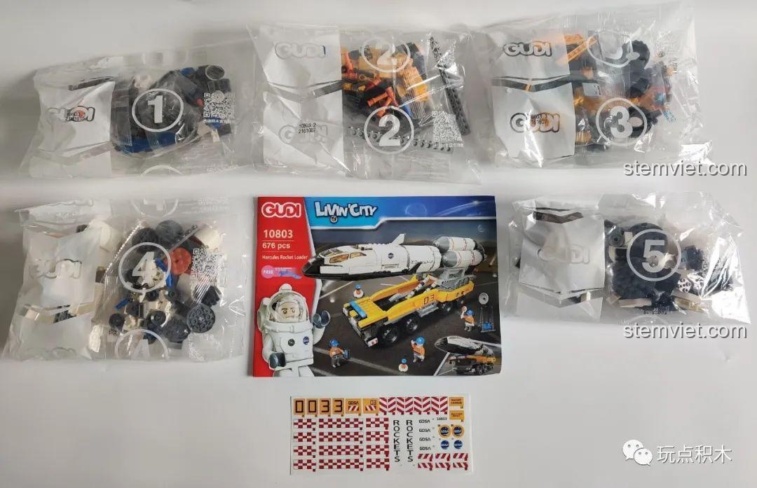 Ảnh review người dùng chụp bộ lắp ráp Mô hình Tên Lửa Không Gian GUDI, cho thấy các túi đựng chi tiết, sách hướng dẫn và decal.