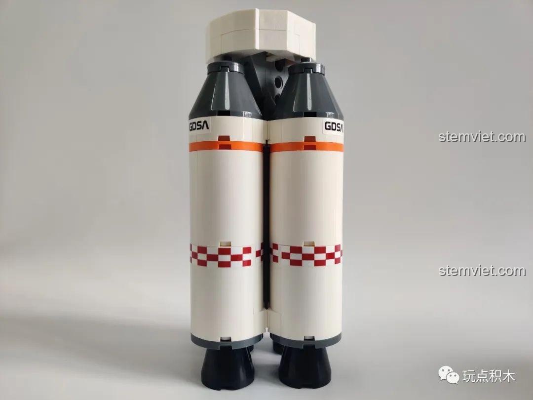 Ảnh review quá trình lắp ráp tên lửa của bộ lắp ráp 10803, cho thấy các tầng đẩy và thân tên lửa.