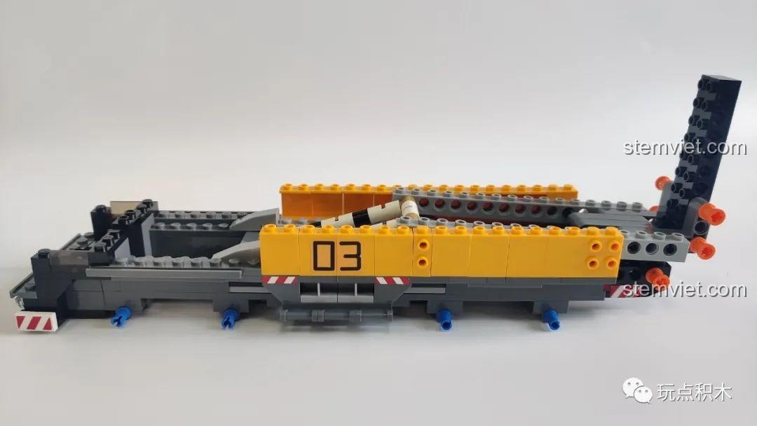 Ảnh review quá trình lắp ráp xe tải của bộ đồ chơi lắp ghép Tàu con thoi và xe chở, cho thấy phần khung gầm và bệ phóng.