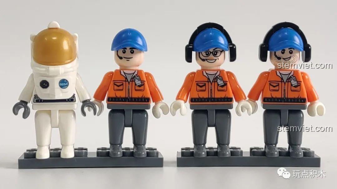Ảnh review chi tiết 4 minifigures của bộ Xe Vận Tải Tên Lửa 10803, bao gồm 1 phi hành gia và 3 nhân viên mặt đất.