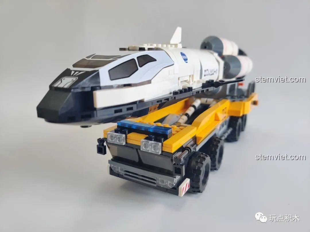 Ảnh review chi tiết tàu con thoi của đồ chơi lắp ghép Xe Tải Chở Tên Lửa Hercules, với buồng lái có thể mở.