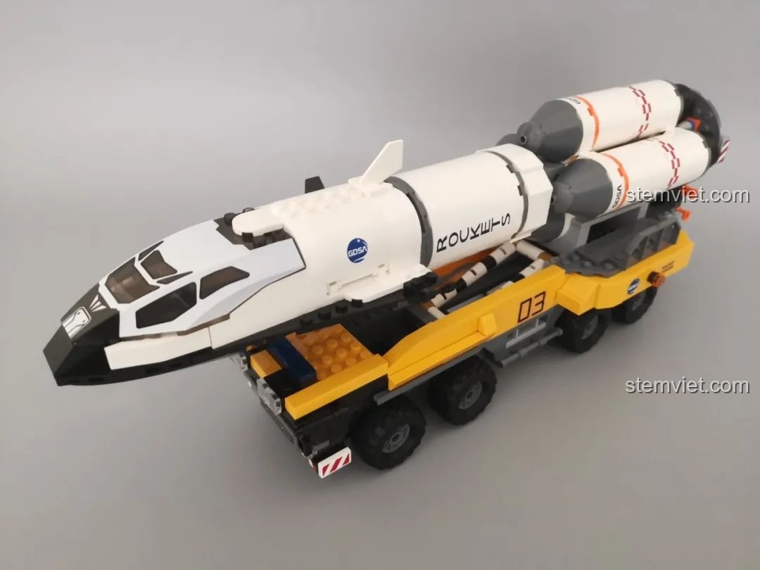 Góc nhìn ngang của bộ xếp hình Xe Tải Chở Tên Lửa Hercules cho con trai 6+ ở trạng thái vận chuyển.