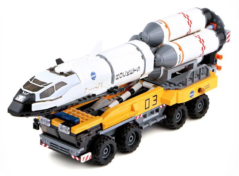 Ảnh chụp thực tế bộ lắp ráp Xe Tải Chở Tên Lửa Hercules GUDI 10803 sau khi hoàn thành, mô hình có màu trắng và vàng chủ đạo, dành cho bé trai 6 tuổi.