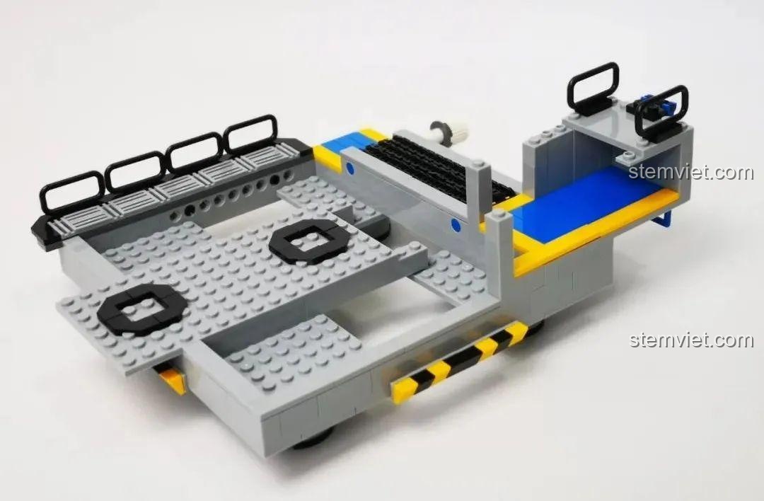 Mô hình tàu công tác hoàn chỉnh với cần cẩu trong bộ GUDI 10804.