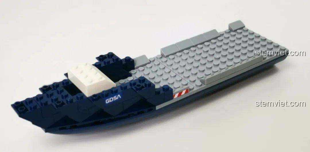 Minifigure nữ phi hành gia dũng cảm của bộ xếp hình GUDI Trạm phóng tên lửa trên biển.