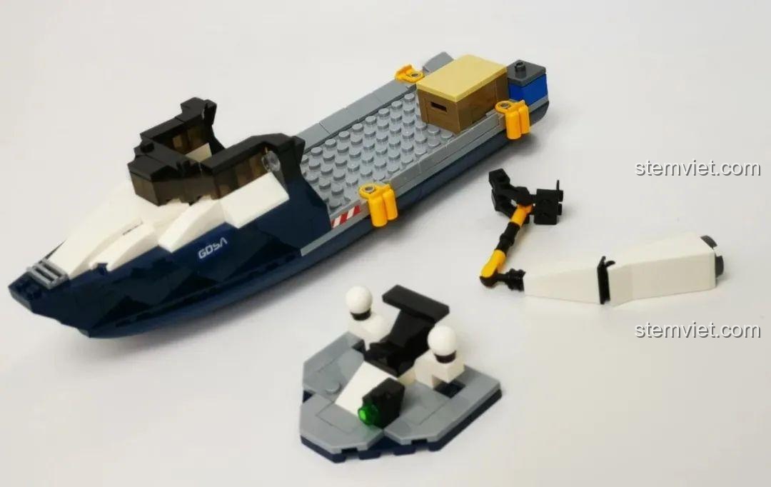 Lắp ráp phần sàn của tàu công tác trong bộ đồ chơi mô hình Trung Tâm Phóng Tàu Con Thoi Atlantis 10804.