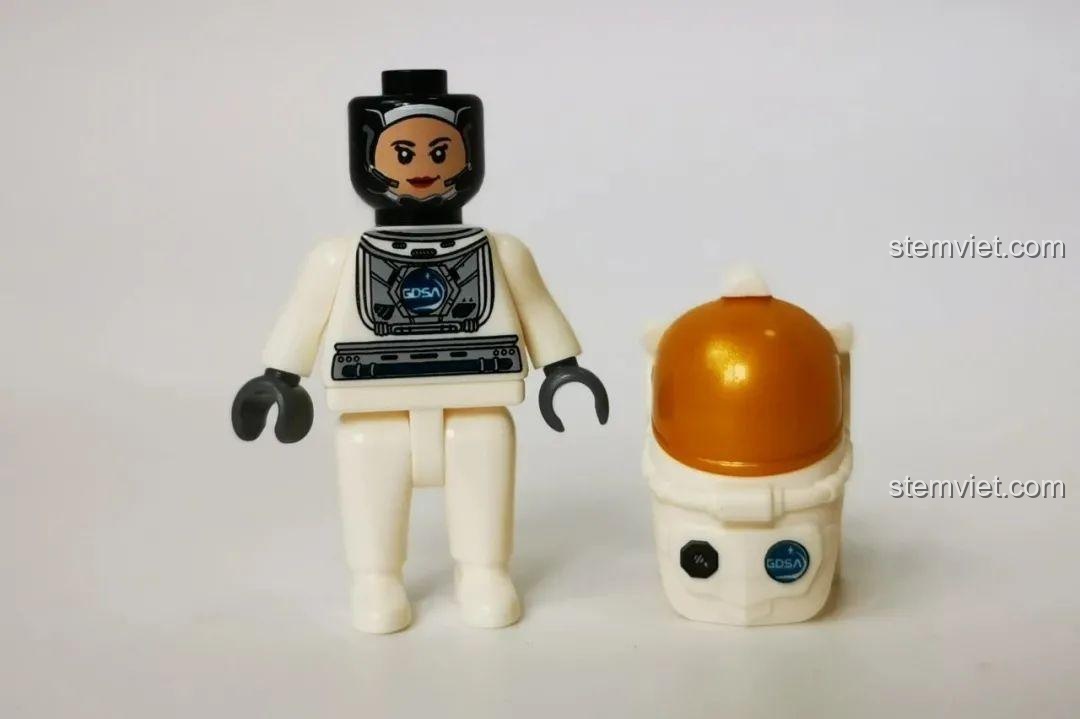 Cận cảnh minifigure phi hành gia trong bộ Tàu con thoi Atlantis GUDI, nhìn từ phía trước.