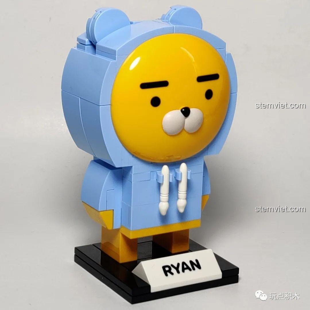 Mô hình GUDI 52001 Sư tử Ryan nhìn từ góc nghiêng.