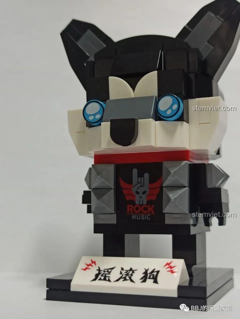 Cận cảnh mô hình Chú Chó Rocker GUDI 53002 sau khi lắp ráp hoàn chỉnh, với áo khoác và đôi mắt xanh cá tính.